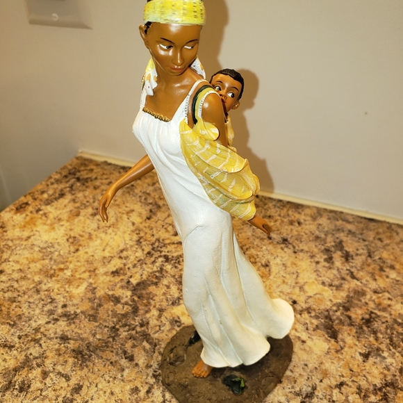 Ceramic Lady carry a baby on her back brown bass botton - Picture 3 of 4